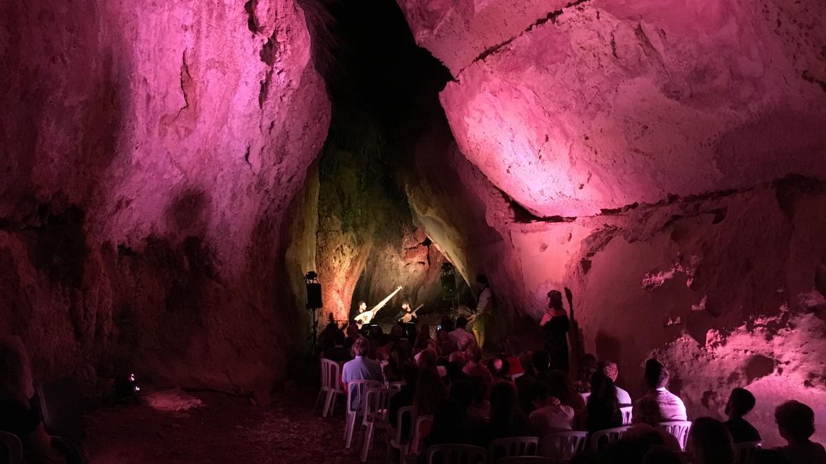 Escuchar un concierto en el Estrecho de Arboleja es un placer servido en bandeja de plata.