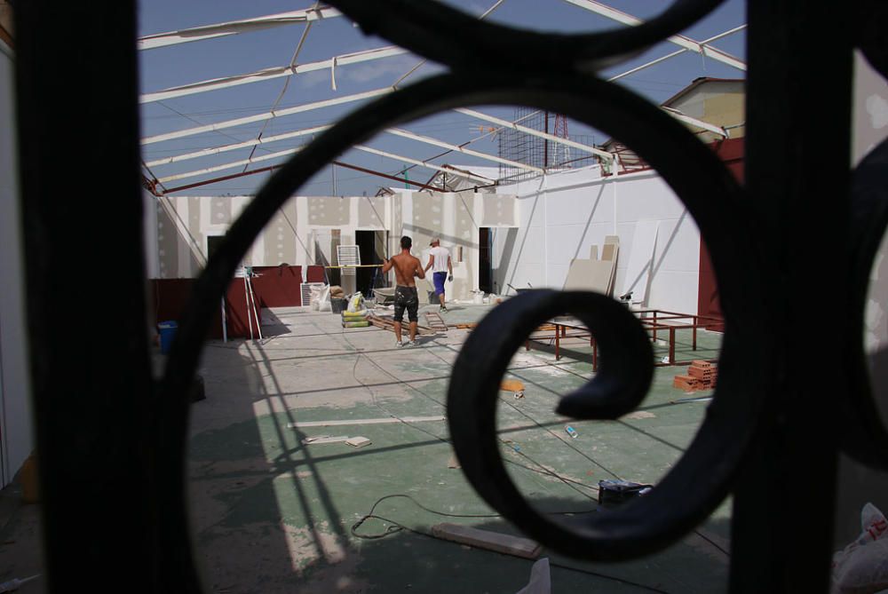 El Cortijo de Torres acelera los trabajos en casetas, calles y portada para ponerse a punto de cara al inicio de la semana de Feria.