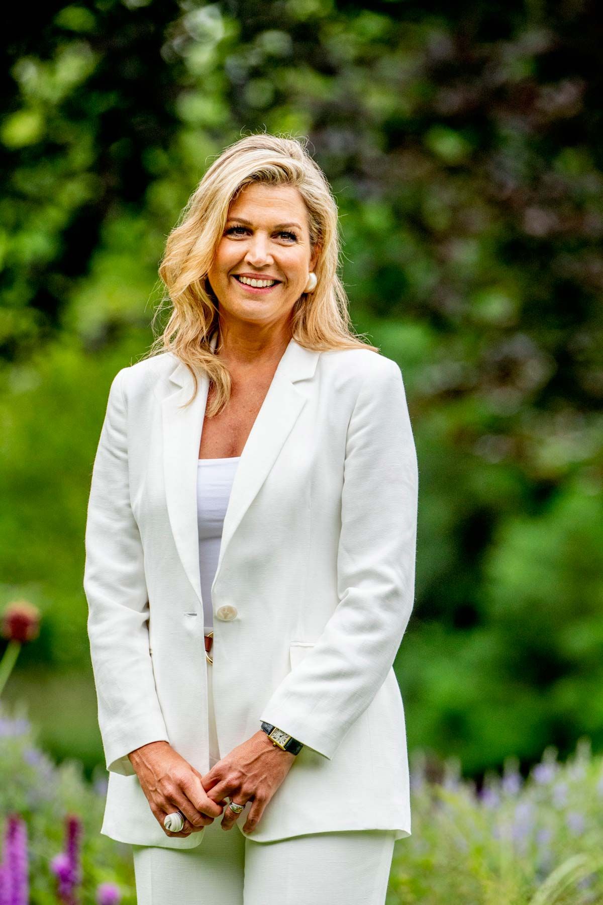 El posado veraniego de Máxima de Holanda con traje blanco