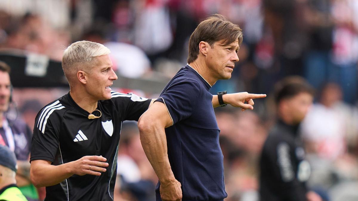 Javi Martínez junto a Matías Almeyda en un partido