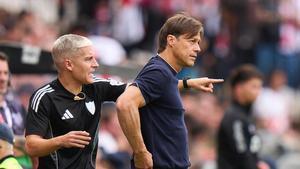 Javi Martínez junto a Matías Almeyda en un partido