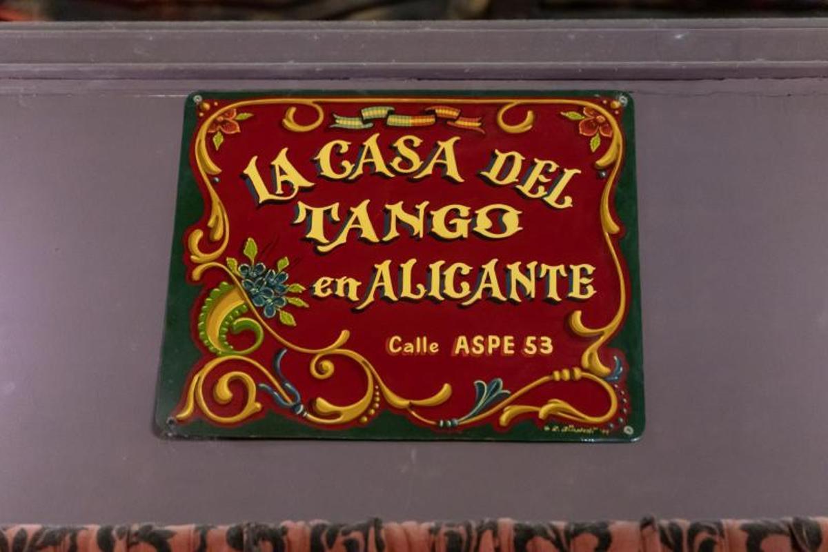 Insignia ubicada en la entrada a La Casa del Tango en Alicante