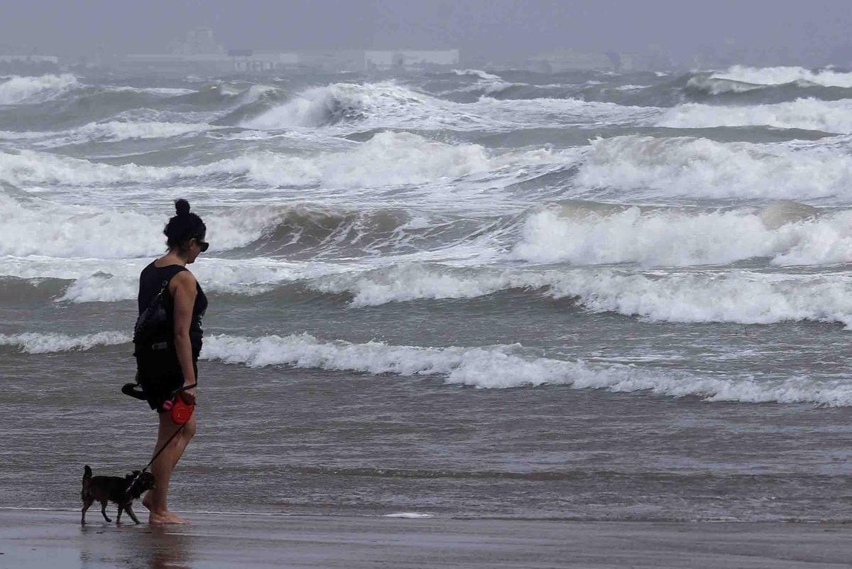 La playa de la Malvarrosa despues del temporal La playa de la Malvarrosa despues del temporal
