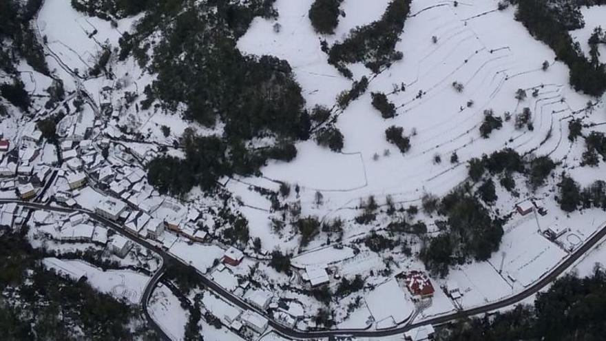 A la izquierda, el pueblo de Tablao, en Degaña.