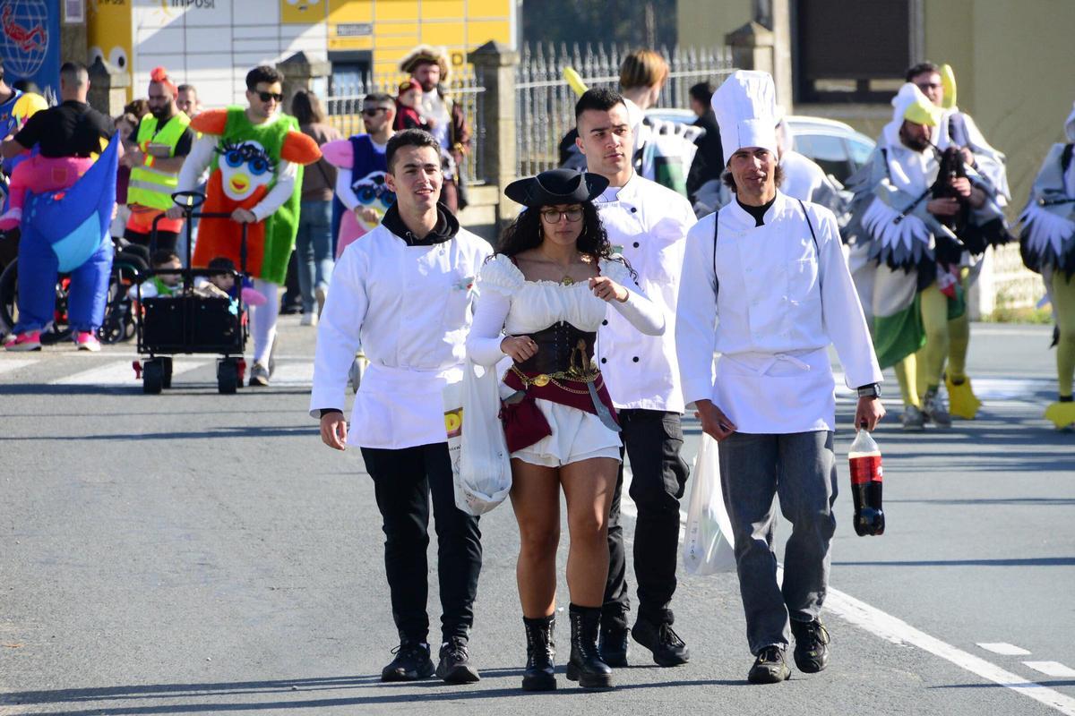Miles de personas entierran al Mexillón en el carnaval de Aldán