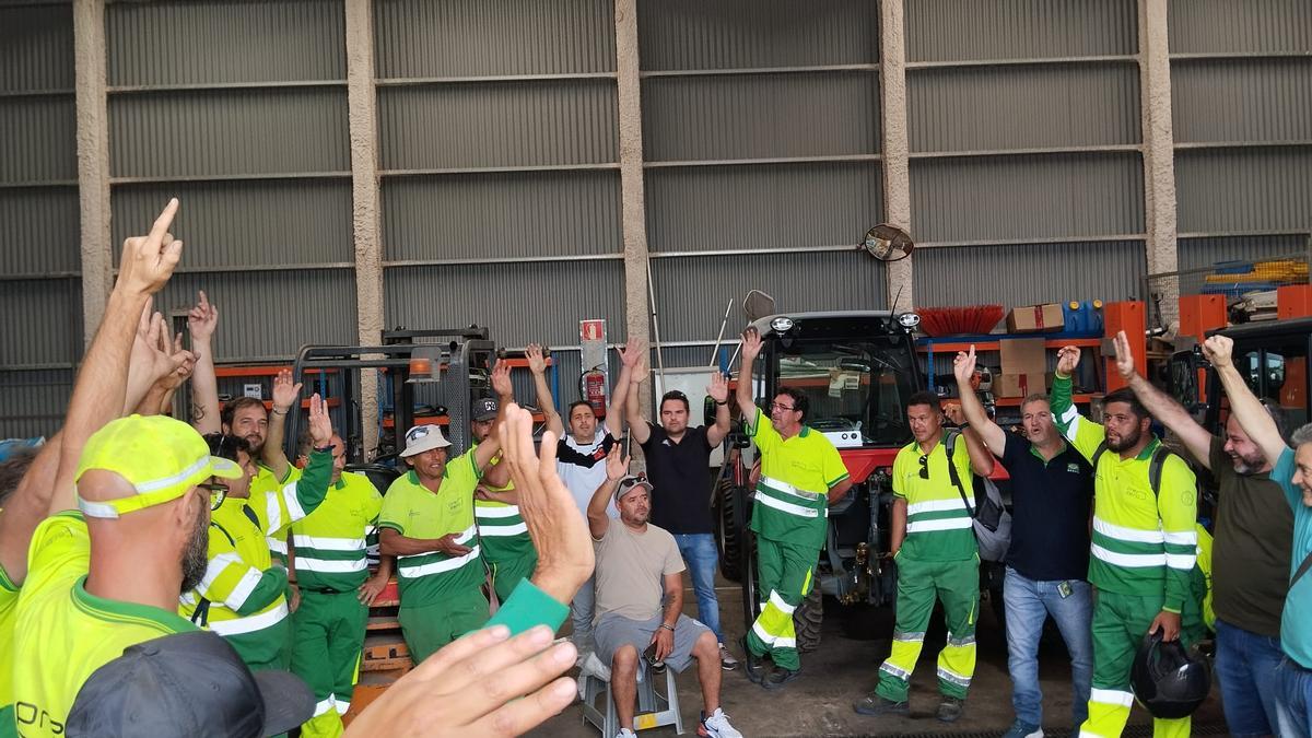 Imagen de archivo de la asamblea de trabajadores de basuras de Formentera.