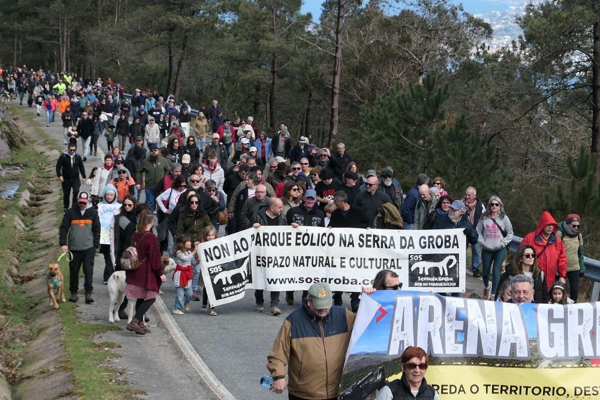 Multitudinaria manifestación en la Serra da Groba contra los nuevos proyectos eólicos