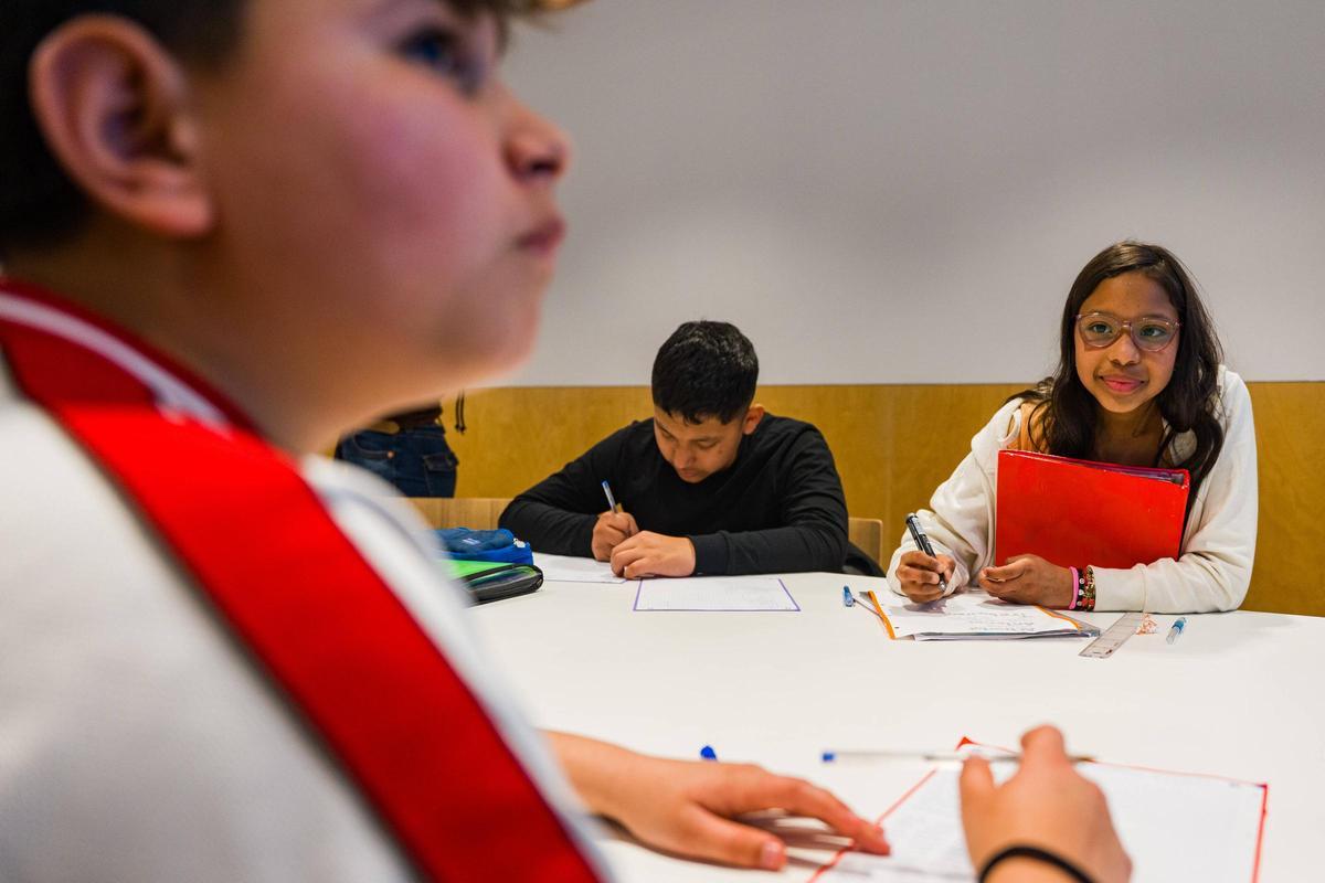 A la izquierda, Mateo, a la derecha, Maihara, ambos alumnos de los talleres de catalán de El Prat para jóvenes de la ESO.