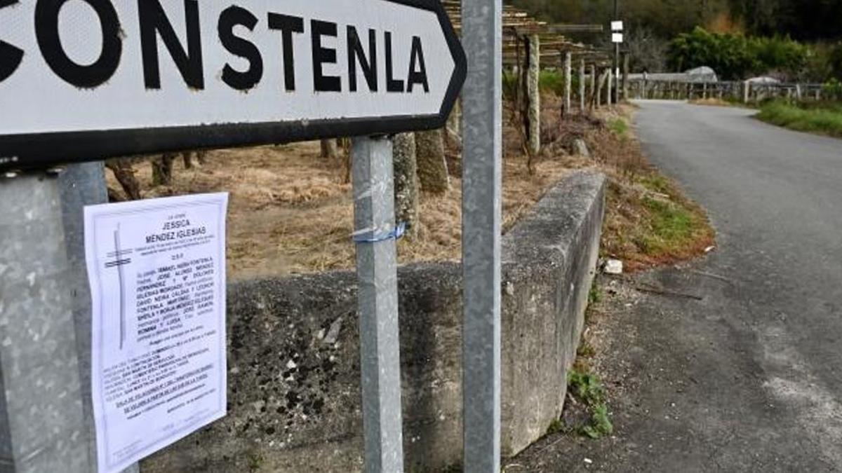 Una esquela de la joven fallecida colocada a apenas una decena de metros del lugar de los hechos.