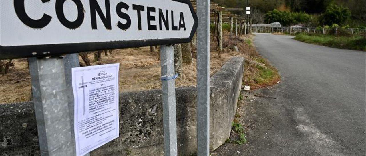 Una esquela de la joven fallecida colocada a apenas una decena de metros del lugar de los hechos.