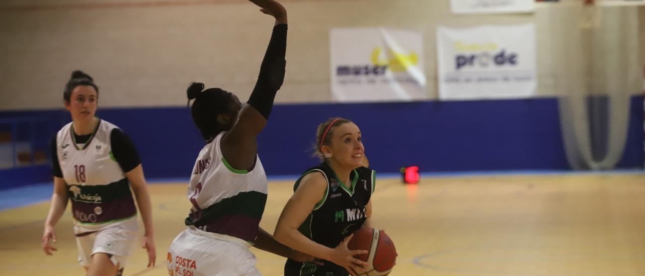 Ana Rodríguez intenta un lanzamiento en el partido Milar-Unicaja de la pasada temporada.