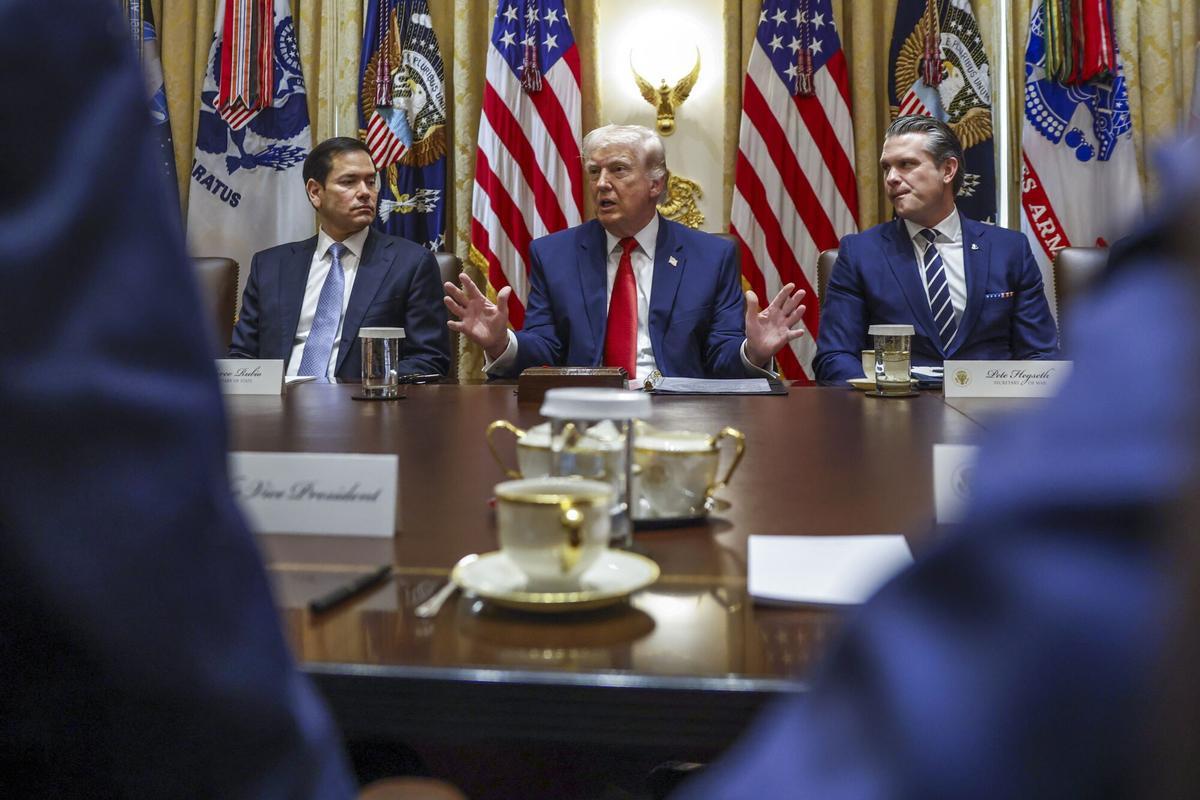 WASHINGTON (United States), 26/03/2026.- US President Donald J. Trump (C), with Secretary of State Marco Rubio (L) and Secretary of Defense Pete Hegseth (R), responds to a question from the news media during a cabinet meeting in the Cabinet Room of the White House in Washington, DC, USA, 26 March 2026. EFE/EPA/WILL OLIVER / POOL