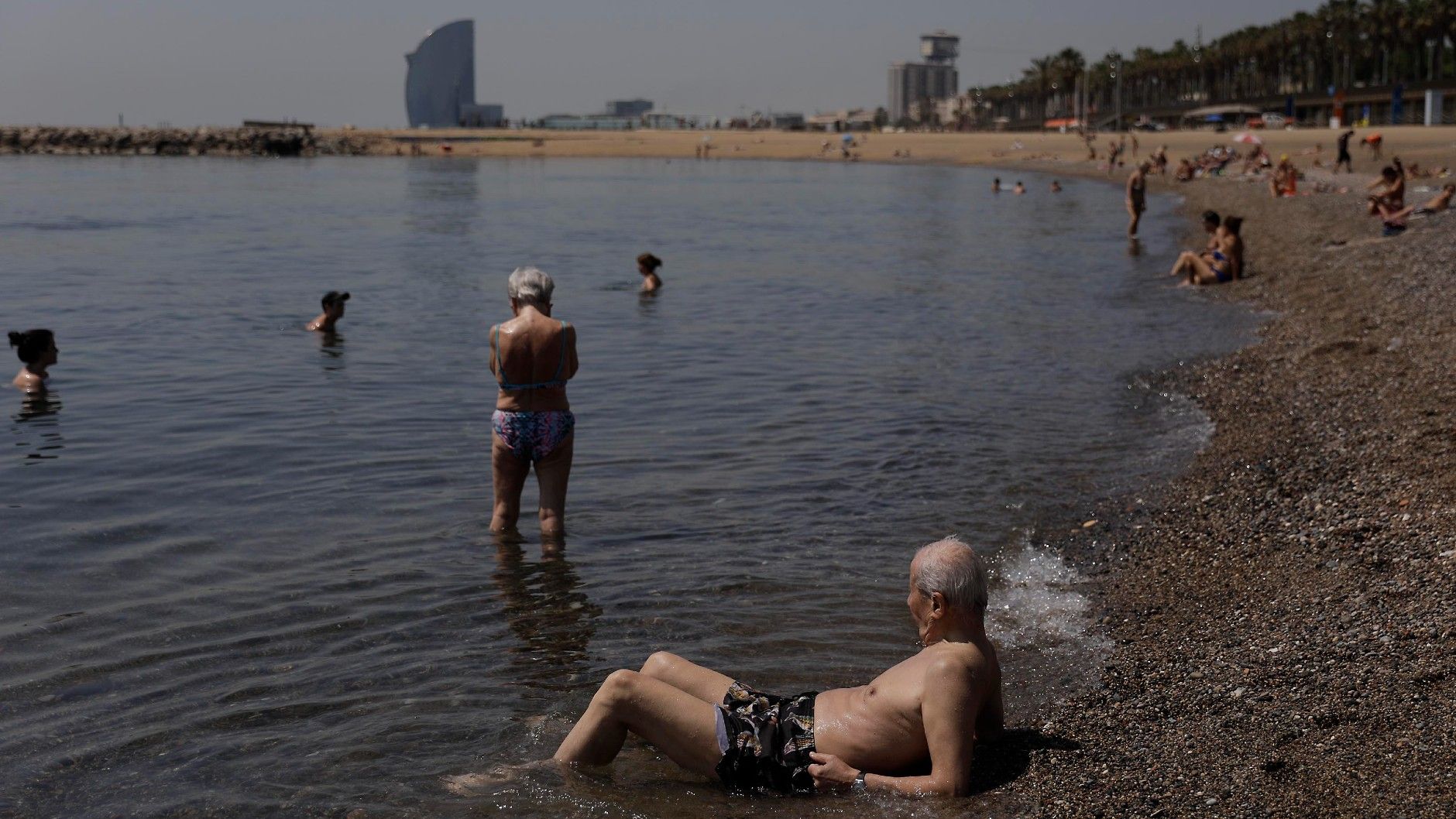 Bañistas en la playa de la Barceloneta el 14 de juni, cuando se registró también un aumento notable de las temperaturas.