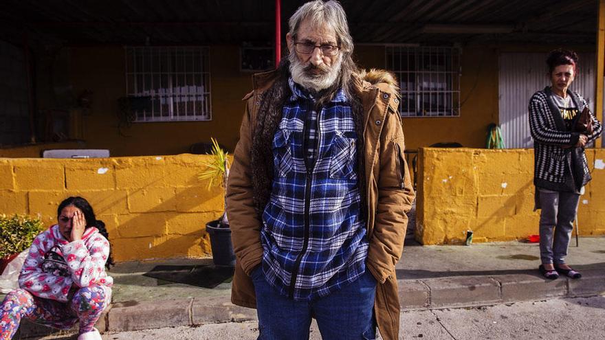 El padre del fallecido, frente a su casa de Los Asperones.