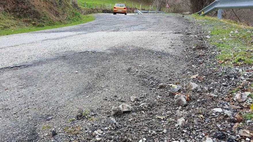 La carretera que comunica Campo de Caso con Infiesto.