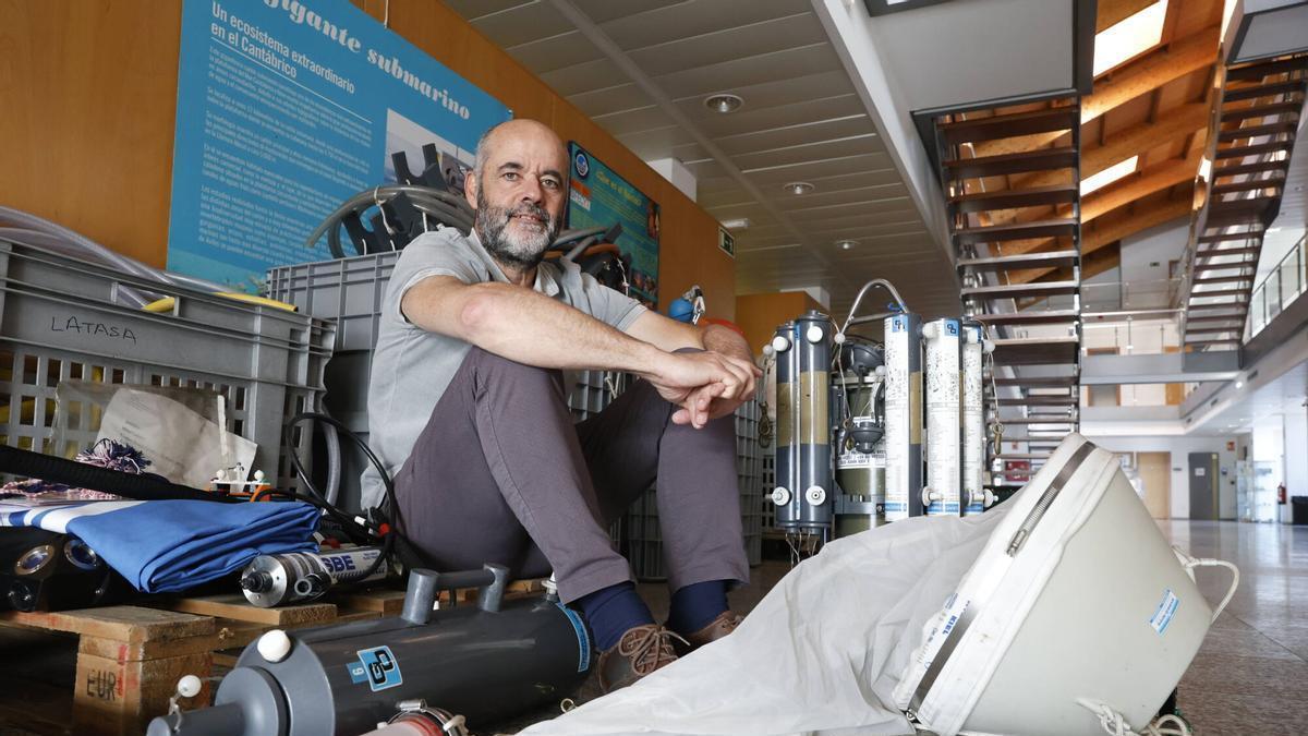 Rafael González Quirós, en el Centro Oceanográfico de Gijón.