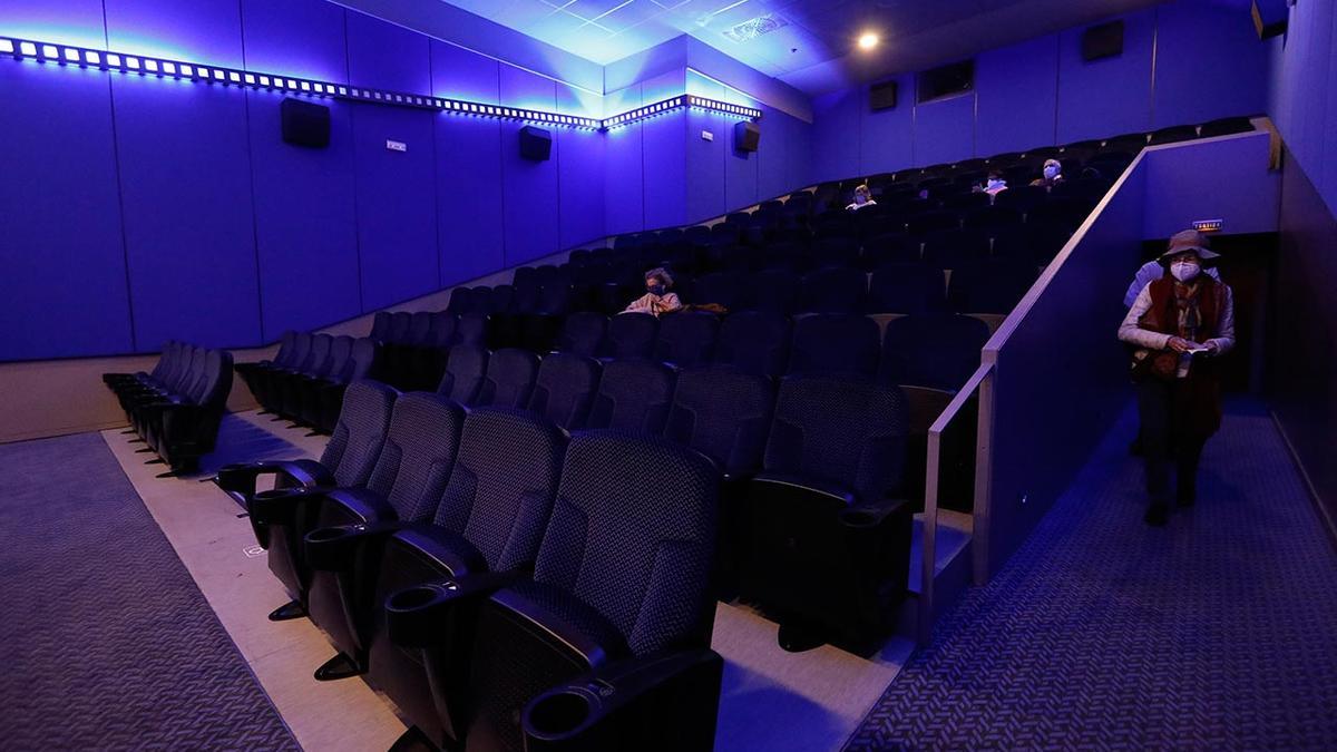 Un puñado de espectadores en una sala de cine