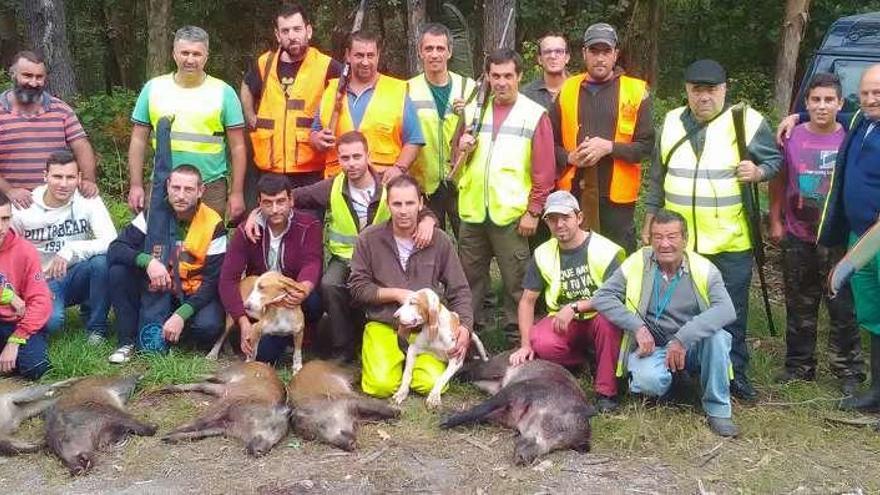 La cuadrilla posa con algunas de sus piezas. // Faro