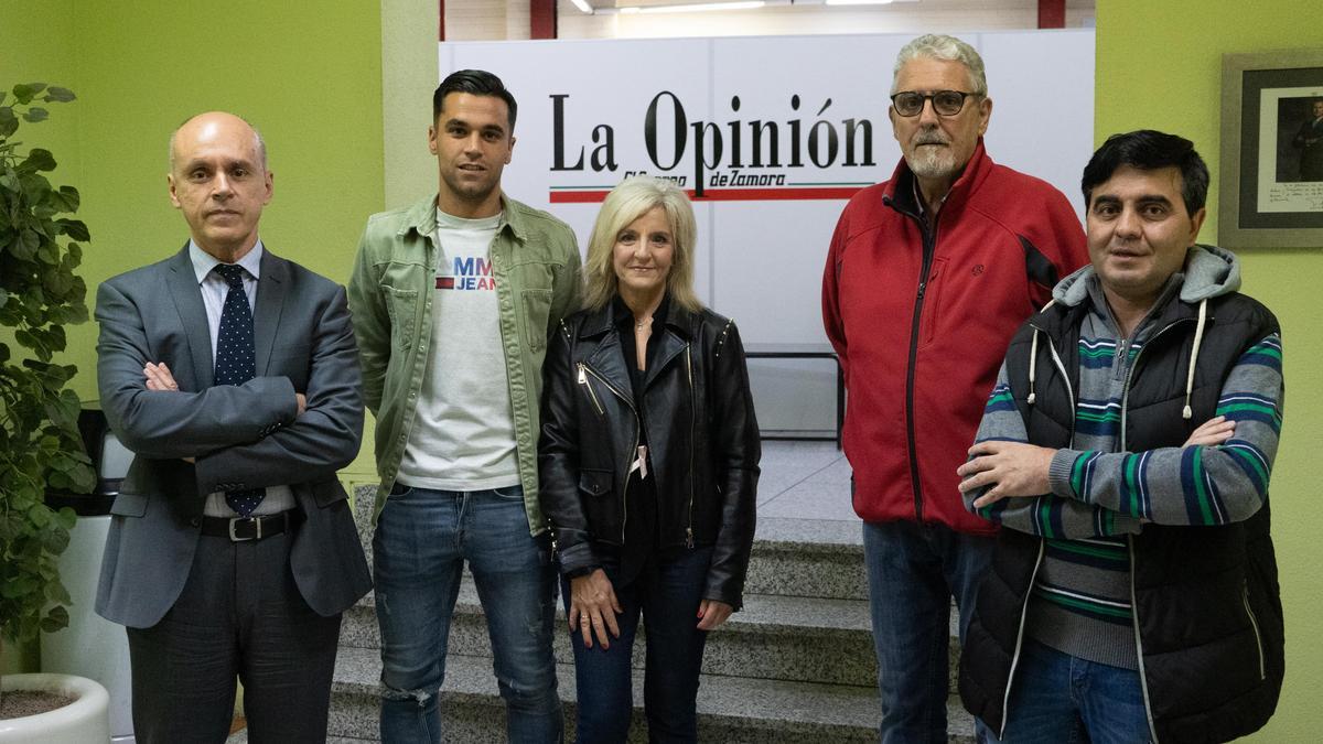 Carlos Zardaín y Dani Hernández posan con los ganadores del sorteo celebrado por LA OPINIÓN-EL CORREO DE ZAMORA.