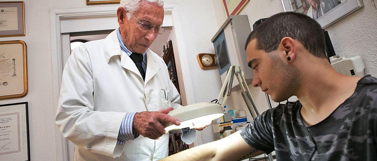 El doctor Arístides Hernández atiende a uno de sus últimos pacientes en su consulta ubicada en Puerto del Rosario.