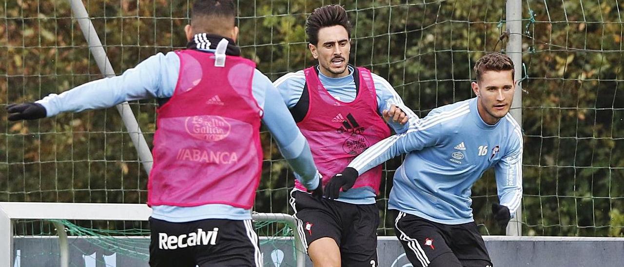 Jorge Sáenz y David Costas, durante un entrenamiento de la pasada temporada en A Madroa. |  // ALBA VILLAR