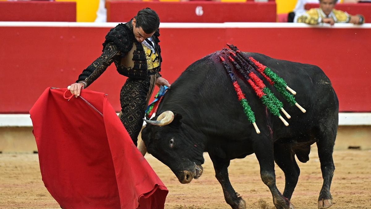 El diestro Juan Ortega durante la lidia de su segundo, este jueves en Pamplona.