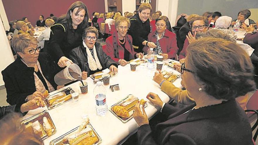 Misa y merienda para la fiesta de las amas de casa