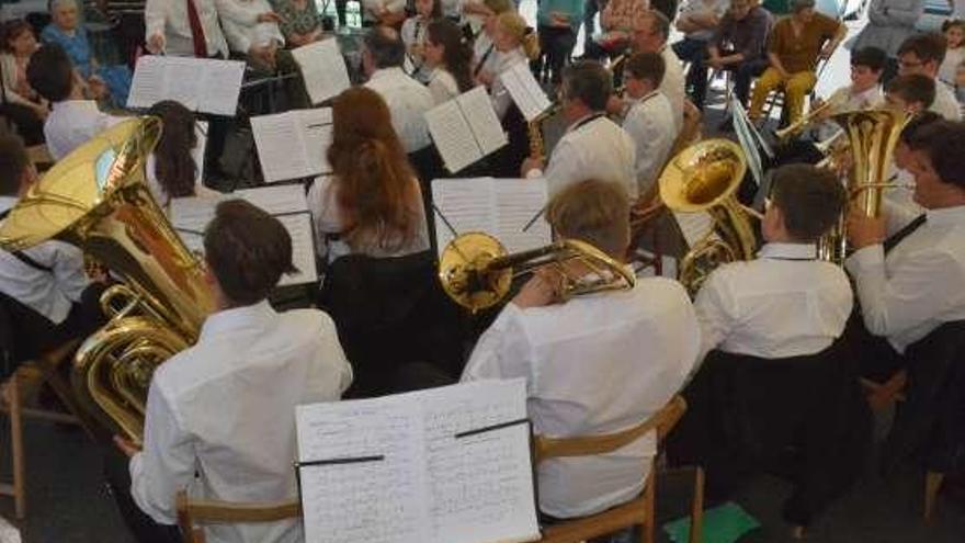 La Banda de Oza-Cesuras reúne a unas 200 personas en su fiesta