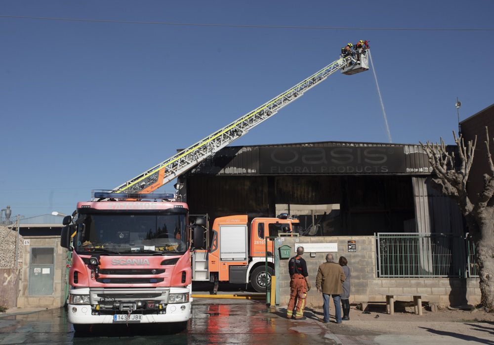 Los bomberos siguen trabajando en la nave del Port de Sagunt un día después del incendio