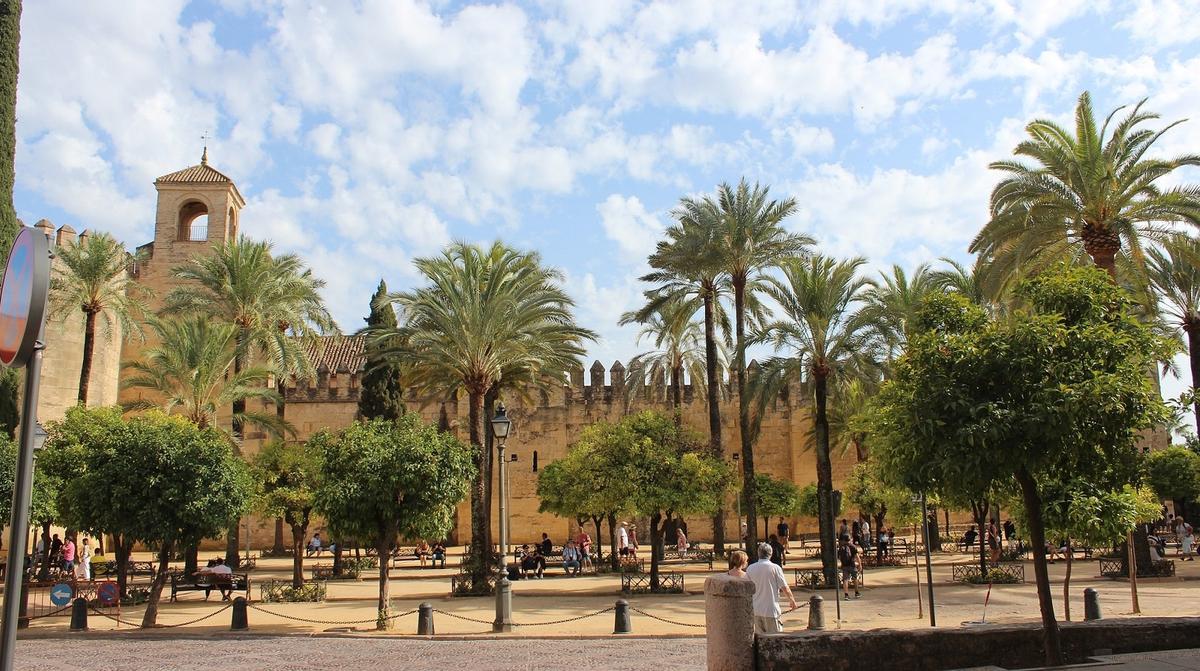 Parque arbolado en la ciudad de Córdoba