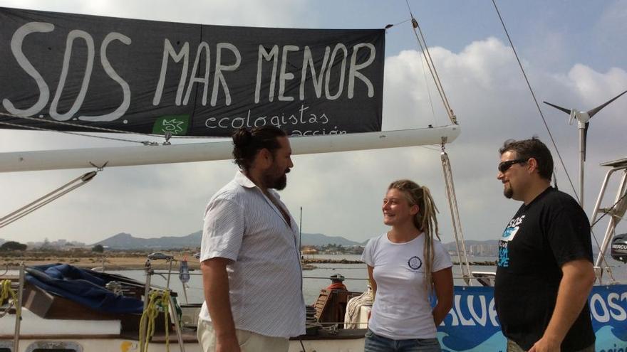 La suciedad de las aguas del Mar Menor impide a Ecologistas en Acción hacer sondeos y estudios