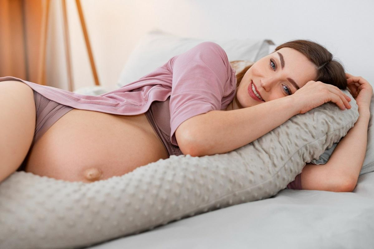 Así es la almohada de embarazo y cojín de lactancia que toda futura mamá  necesita