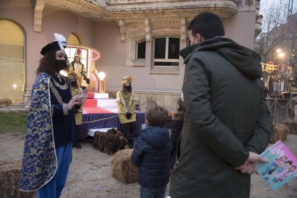 Famílies desfilen il·lusionades pel Parc de Reis de Manresa