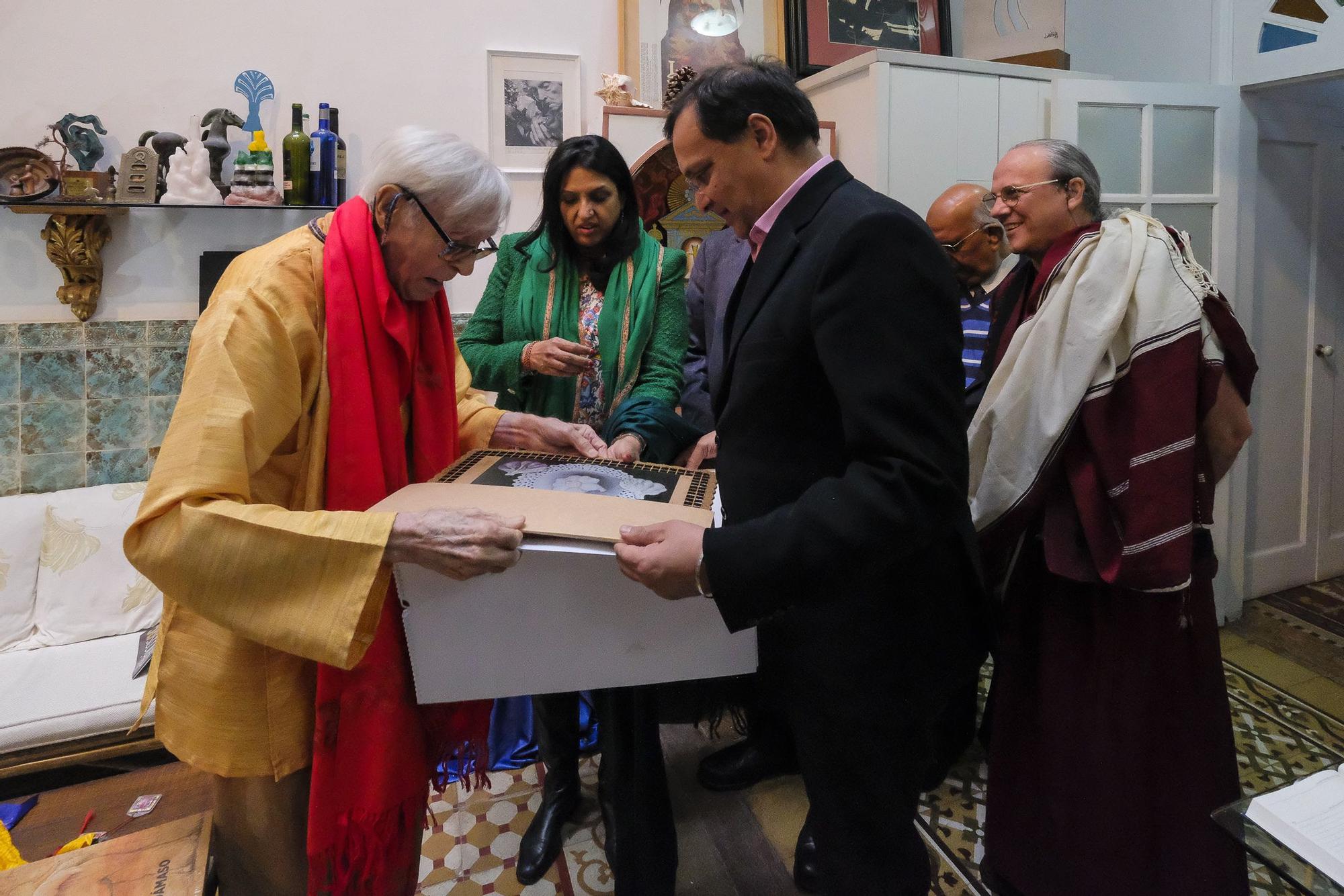 El embajador de La India visita a Pepe Dámaso