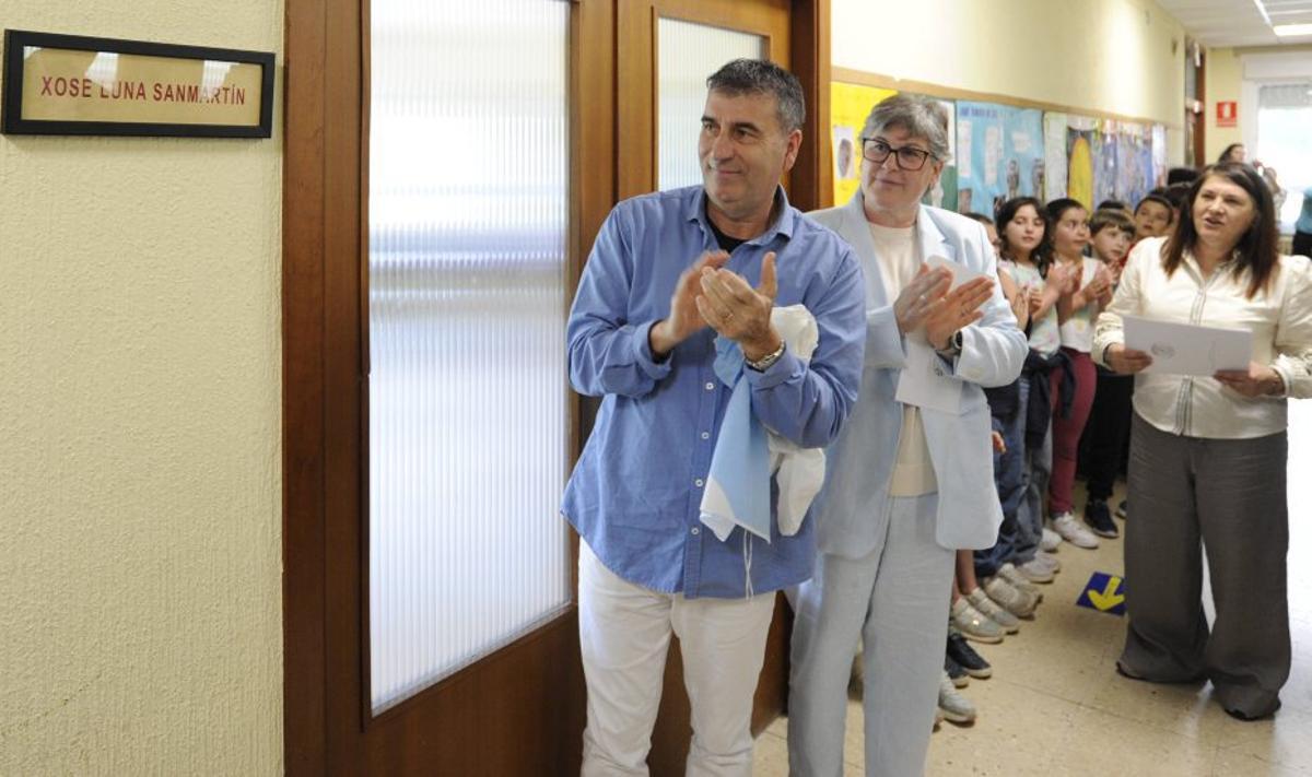 Xosé Luna a las puertas del aula  que llevará su nombre. | BERNABÉ/JAVIER LALÍN
