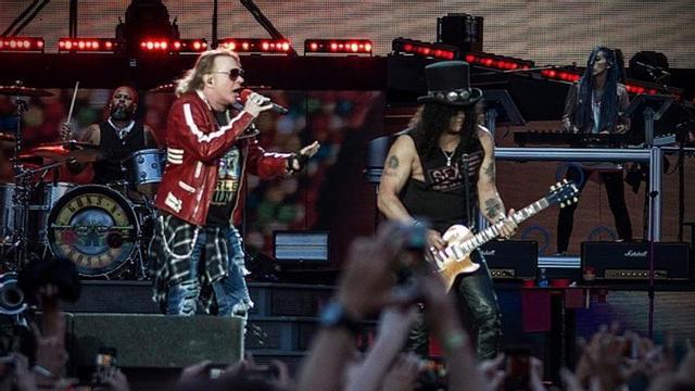 Actuación de Guns n' Roses.