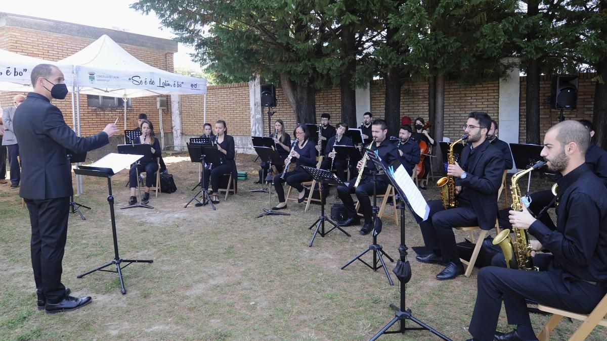 A Banda de Lalín ofrecendo un concerto, onte, no acto de homenaxe a Laxeiro.