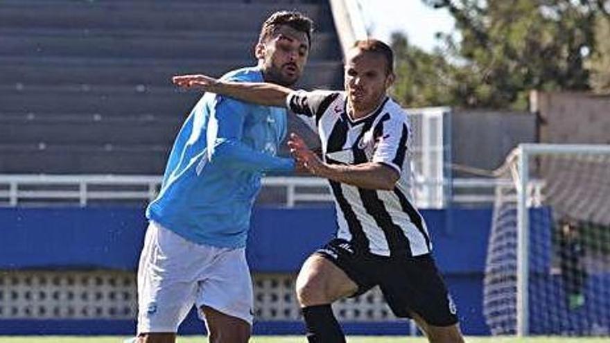 Una acción de la UD Ibiza durante el partido disputado en noviembre en Can Misses ante la &#039;Balona&#039;.