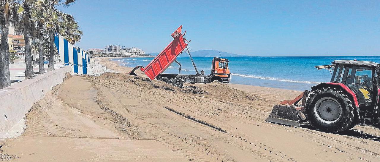 Imagen de aportaciones de arena que anteriormente se han ido realizando para poder ampliar la playa Morro de Gos.