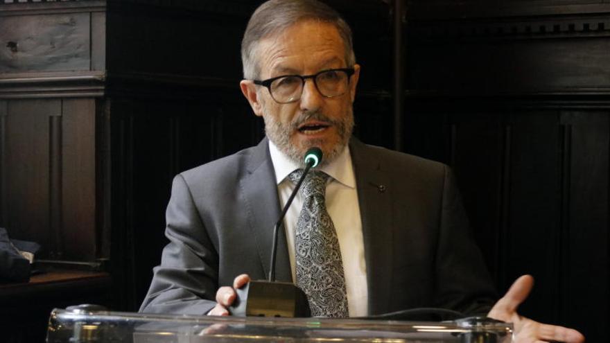 Suspès el ple, a mig fer, del Defensor de la Ciutadania per una indisposició de Llorente