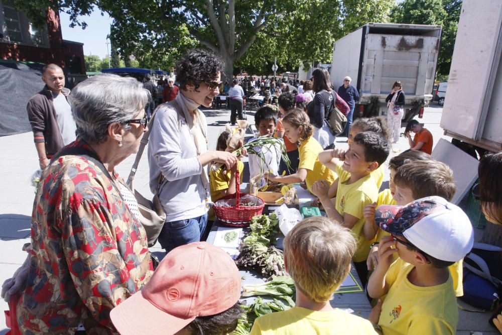 Uns 300 infants fan de paradistes per un dia al Mercat del Lleó