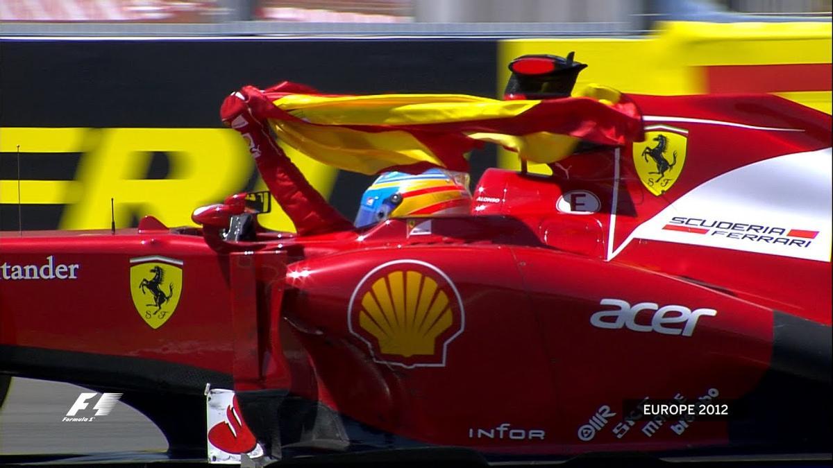 Fernando Alonso alzando la bandera española. 