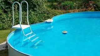 Dejar la piscina impoluta es posible con un producto del lavavajillas
