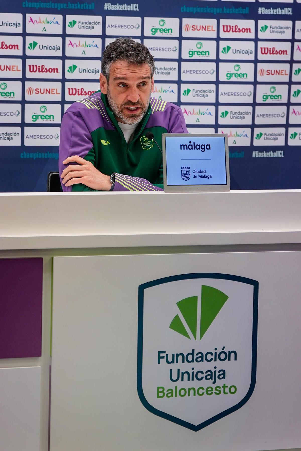 Ibon Navarro habla en la sala de prensa del Martín Carpena.