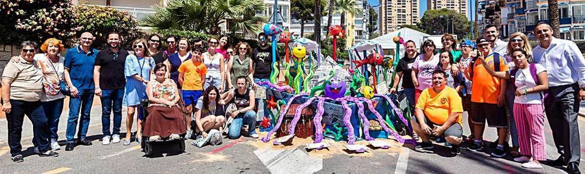 Usuarios de las asociaciones de enfermos de alzhéimer AFA-MB, de enfermos mentales Afem-MB y de personas con discapacidad Asmibe, junto a ediles y festeros en la plantà.