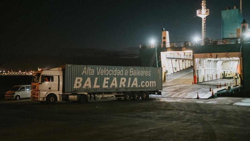 Imagen de archivo de un camión a su llegada al puerto de Palma a primera hora de la mañana.