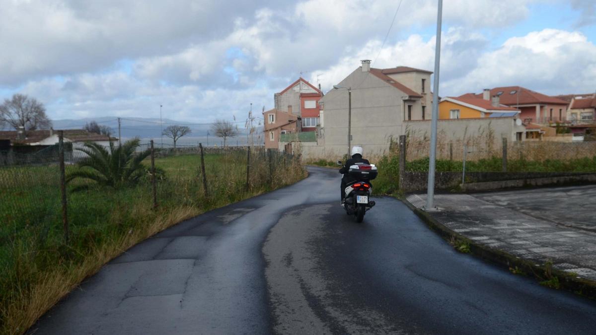 La calle de O Freixo será ensanchada gracias a la compra por parte del Concello de Vilagarcía de una franja de terreno a Coinba.