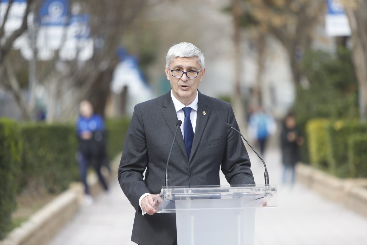En imágenes | La bandera olímpica ya preside desde las alturas en las instalaciones del CN Helios