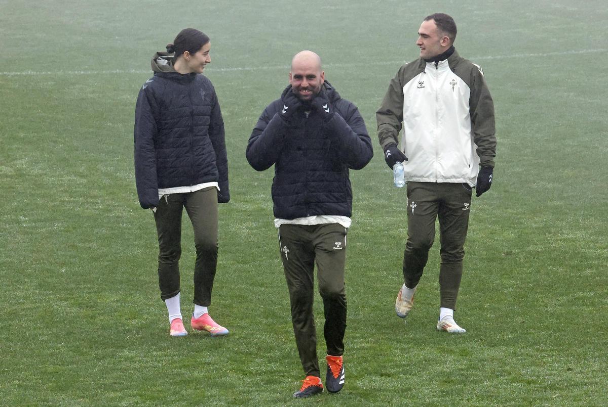 Claudio Giráldez, este sábado durante el entrenamiento del Celta en Afouteza, con la psicóloga Laura Centoira y el analista David Areal.