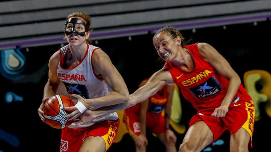 Laura Gil, a la izquierda con una máscara de protección, en un entrenamiento con Laia Palau